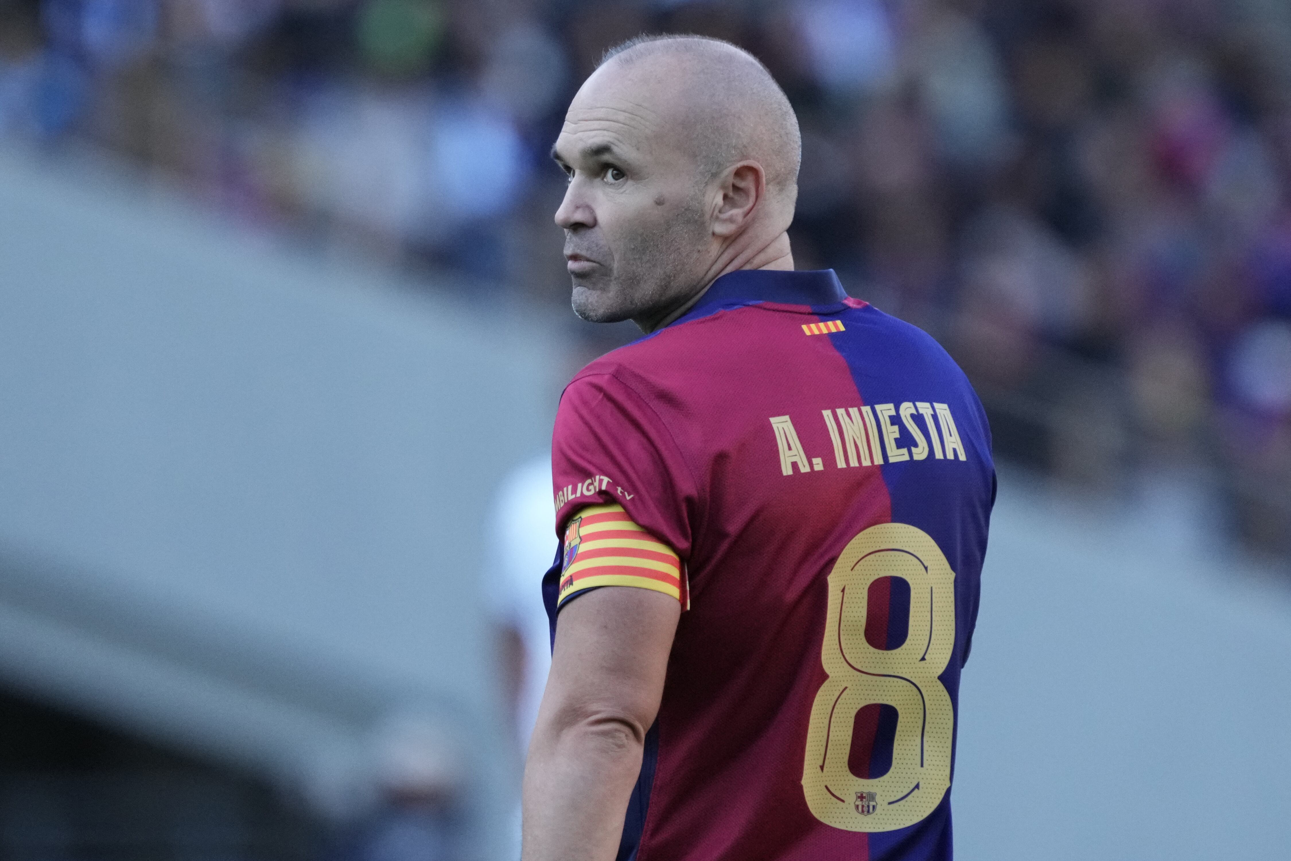 Andrés Iniesta juega con el Barca Legends un Clásico en Tokio