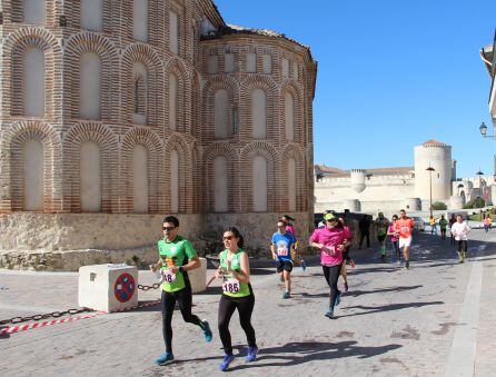 Los atletas pasan junto a la iglesia de San Martín