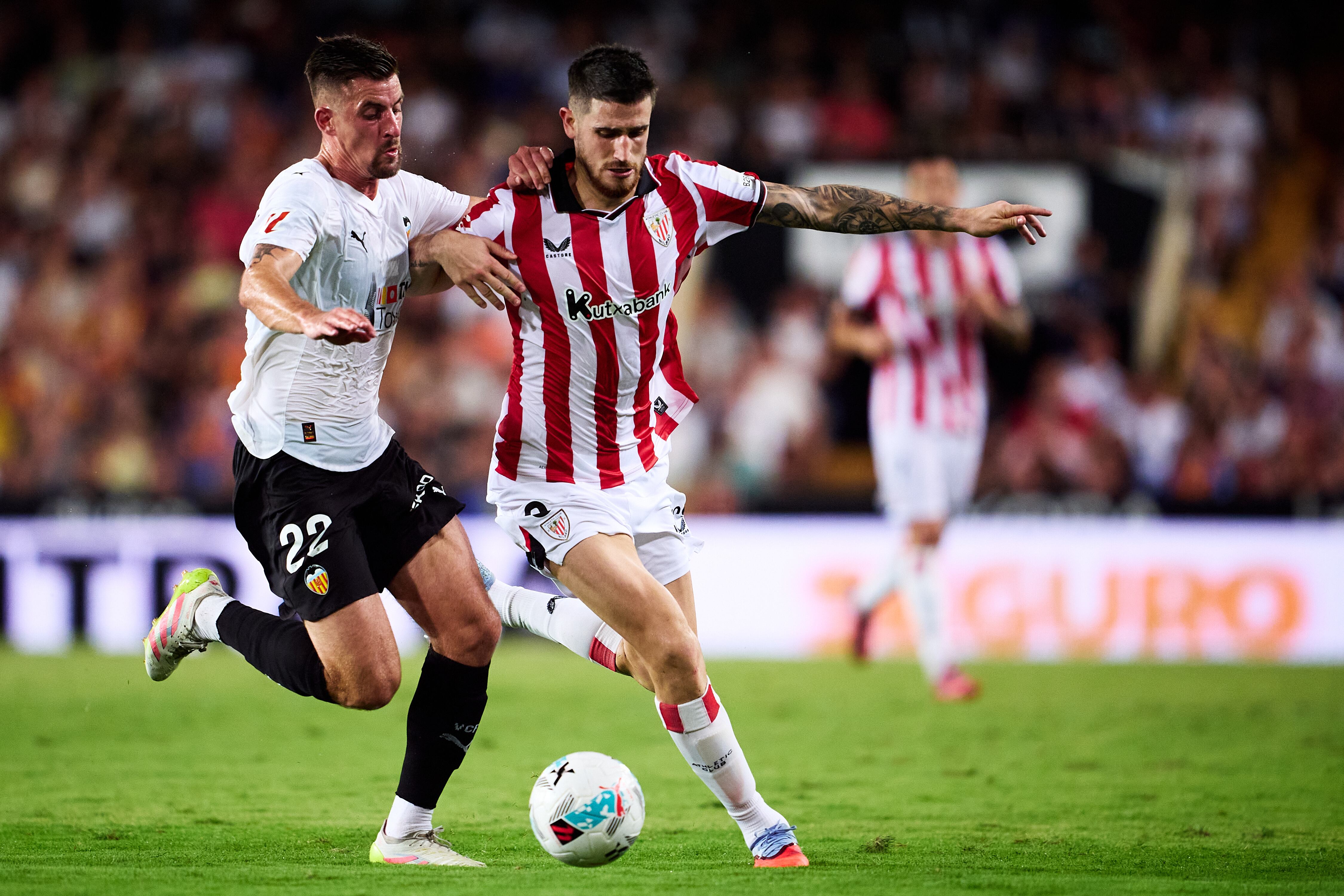 Baptiste Santamaria y Sancet pugnan por el balón durante el Valencia-Athletic disputado este sábado en Mestalla