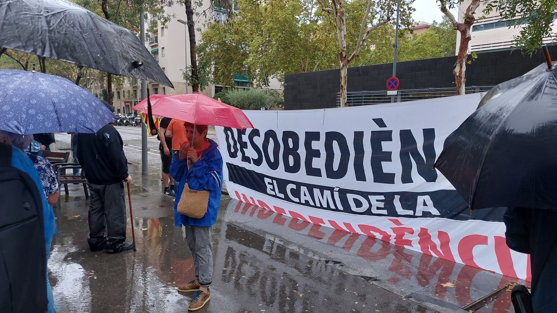 Pancarta desplegada a la concentració davant de la comissaria de La Verneda