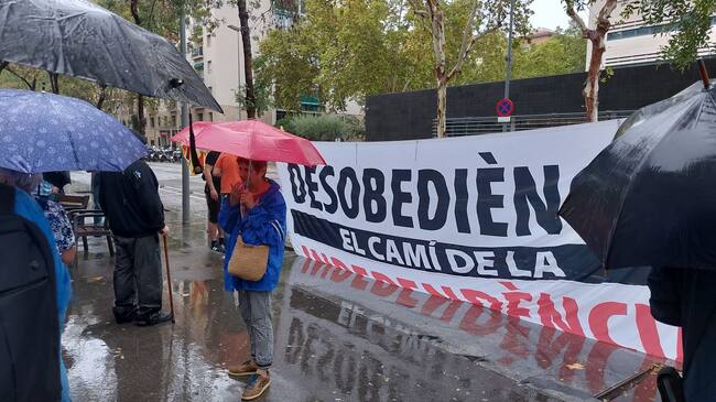 Pancarta desplegada a la concentració davant de la comissaria de La Verneda