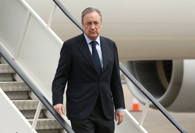 Florentino Pérez baja de un avión