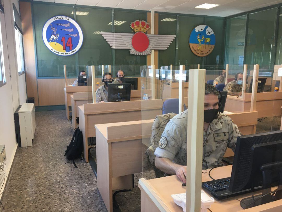 Militares trabajando como rastreadores en la Maestranza de Albacete. 