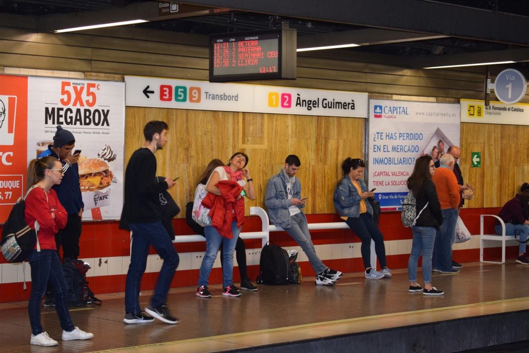 Estación de metro de Àngel Guimerà