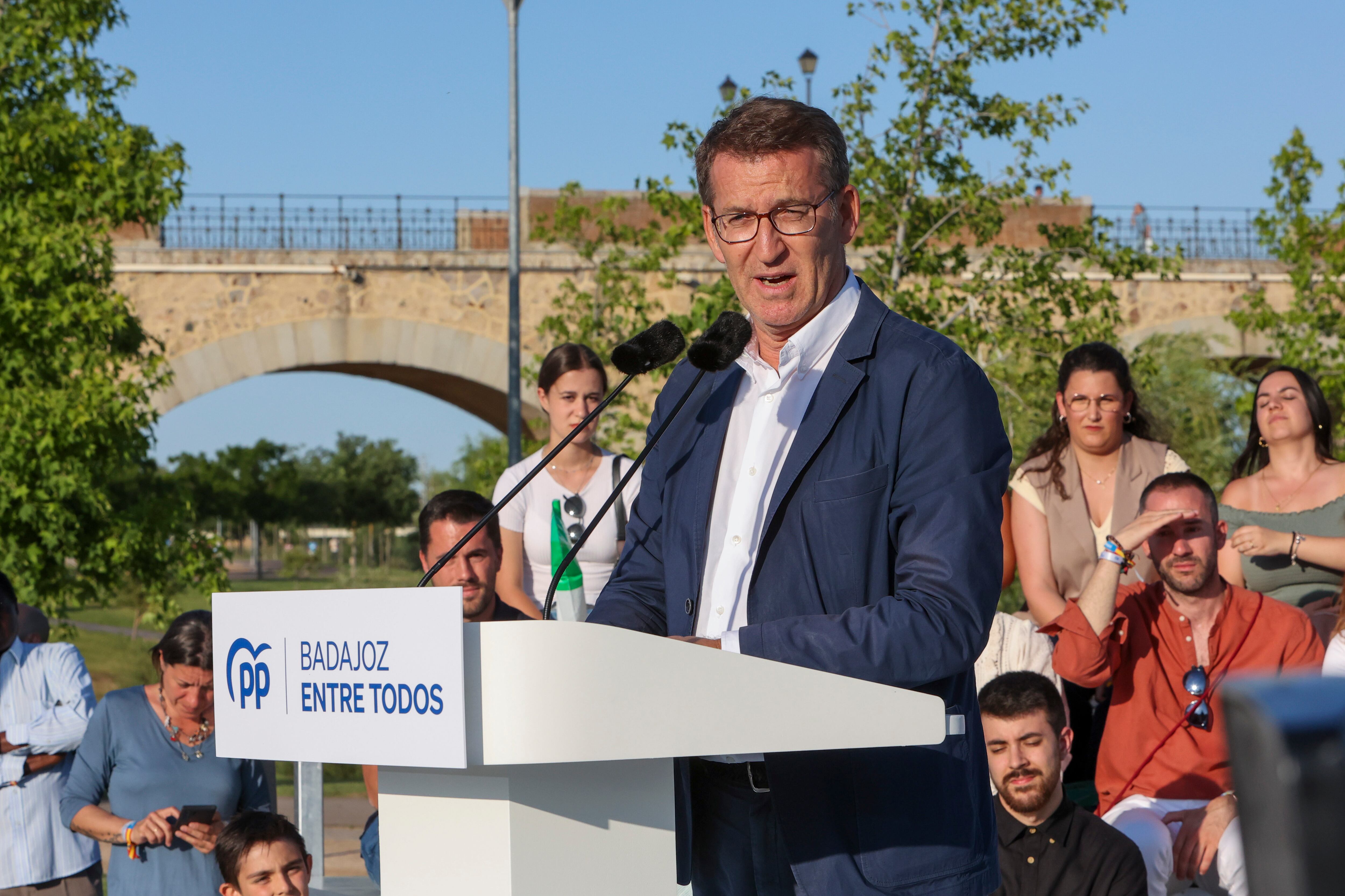 El presidente del PP, Alberto Núñez Feijóo, participa en un acto político junto a la líder de los populares extremeños y candidata a la Junta de Extremadura, María Guardiola, y el candidato a la Alcaldía de Badajoz, Ignacio Grajera, este jueves en Badajoz