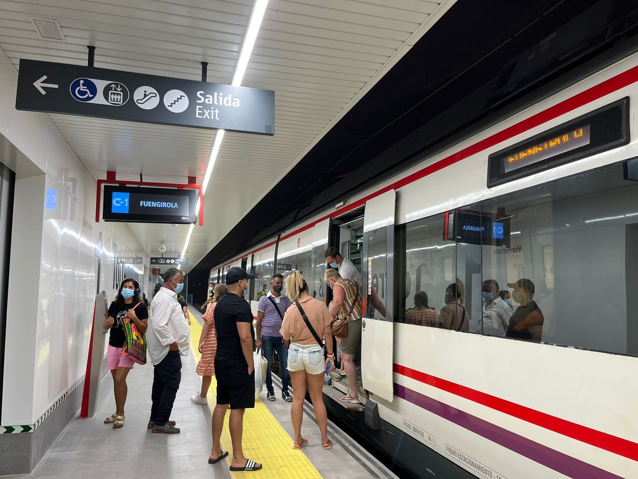 Usuarios en el estación de Renfe de Torremolinos