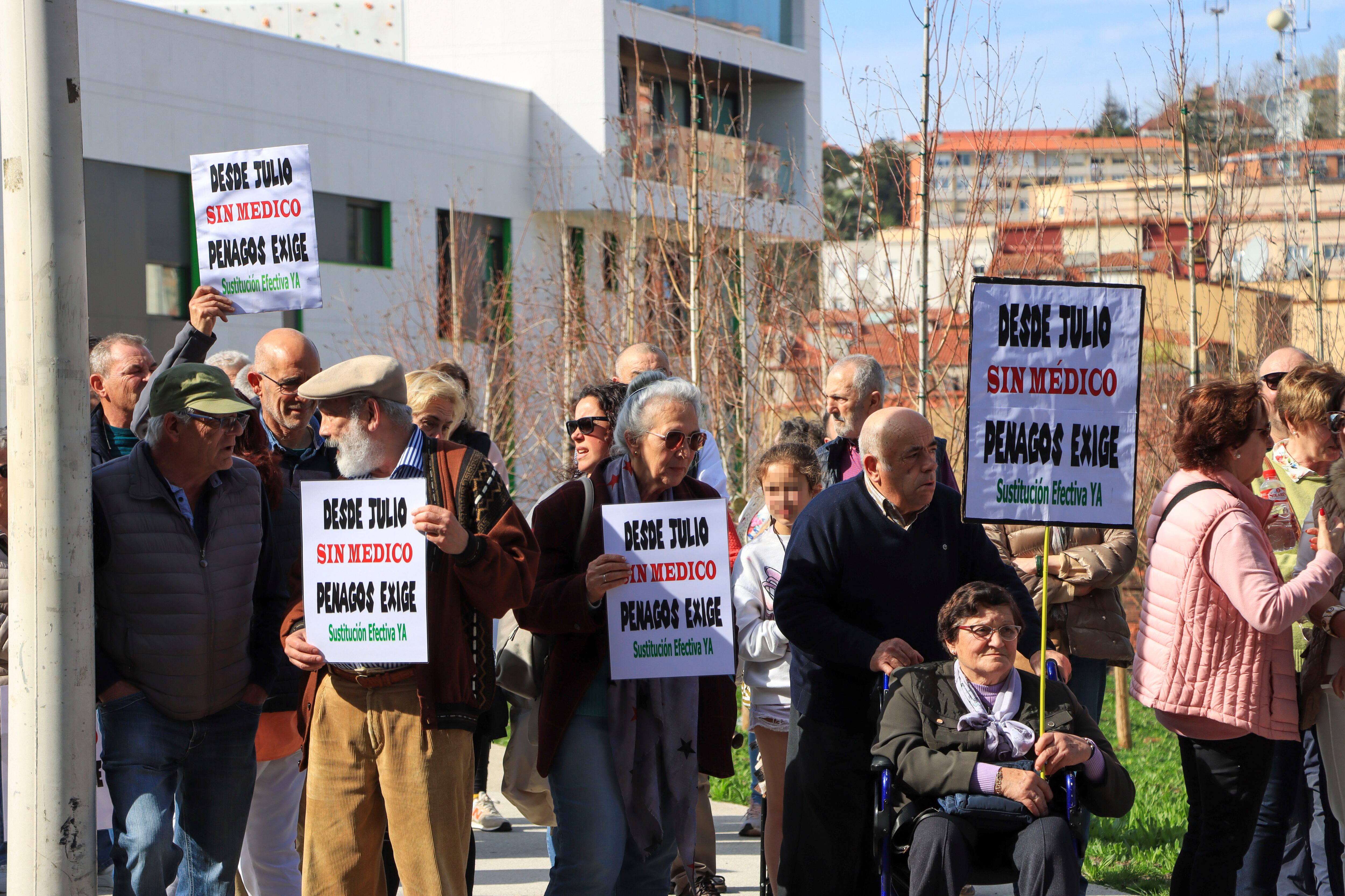 SANTANDER, 18/03/2024.- Vecinos de Penagos se concentran por la falta de médico en el consultorio desde el pasado mes de julio, este lunes, frente al Parlamento de Cantabria, en Santander. Más de medio centenar de vecinos de Penagos han pedido a la presidenta de Cantabria, María José Sáenz de Buruaga, una solución ante la falta de médico en el consultorio que padecen desde julio del año pasado. En declaraciones a los medios de comunicación, el alcalde, Carlos Lavín, ha recordado que desde julio el médico del consultorio de Penagos está ausente, primero porque se fue de vacaciones y después porque, sin acabar su periodo de descanso, tuvo un accidente que le ha obligado a coger la baja médica. EFE/ Celia Agüero Pereda
