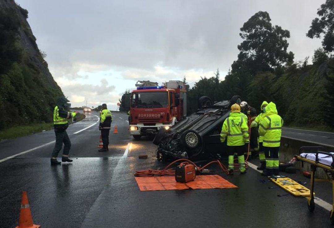 Vehículo volcado en la A-8.