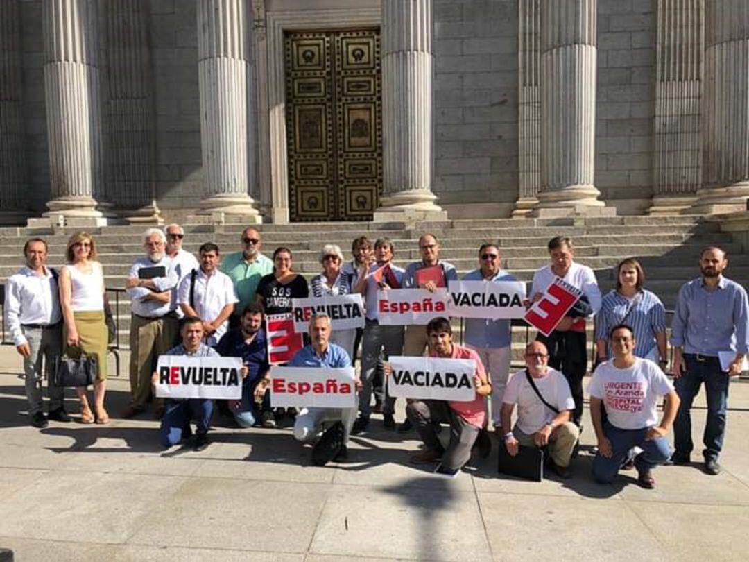 Representantes de las plataformas más cercanas posan en la escalinata del Congreso