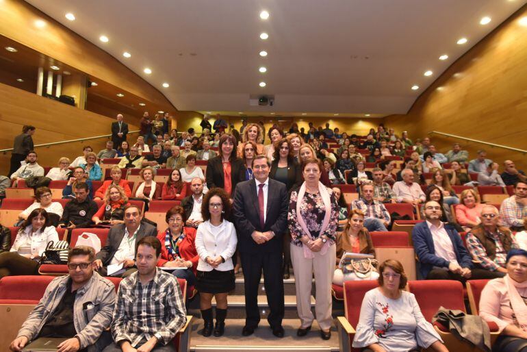 El presidente de la Diputación de Granada, José Entrena, reunido con organizaciones sociales
