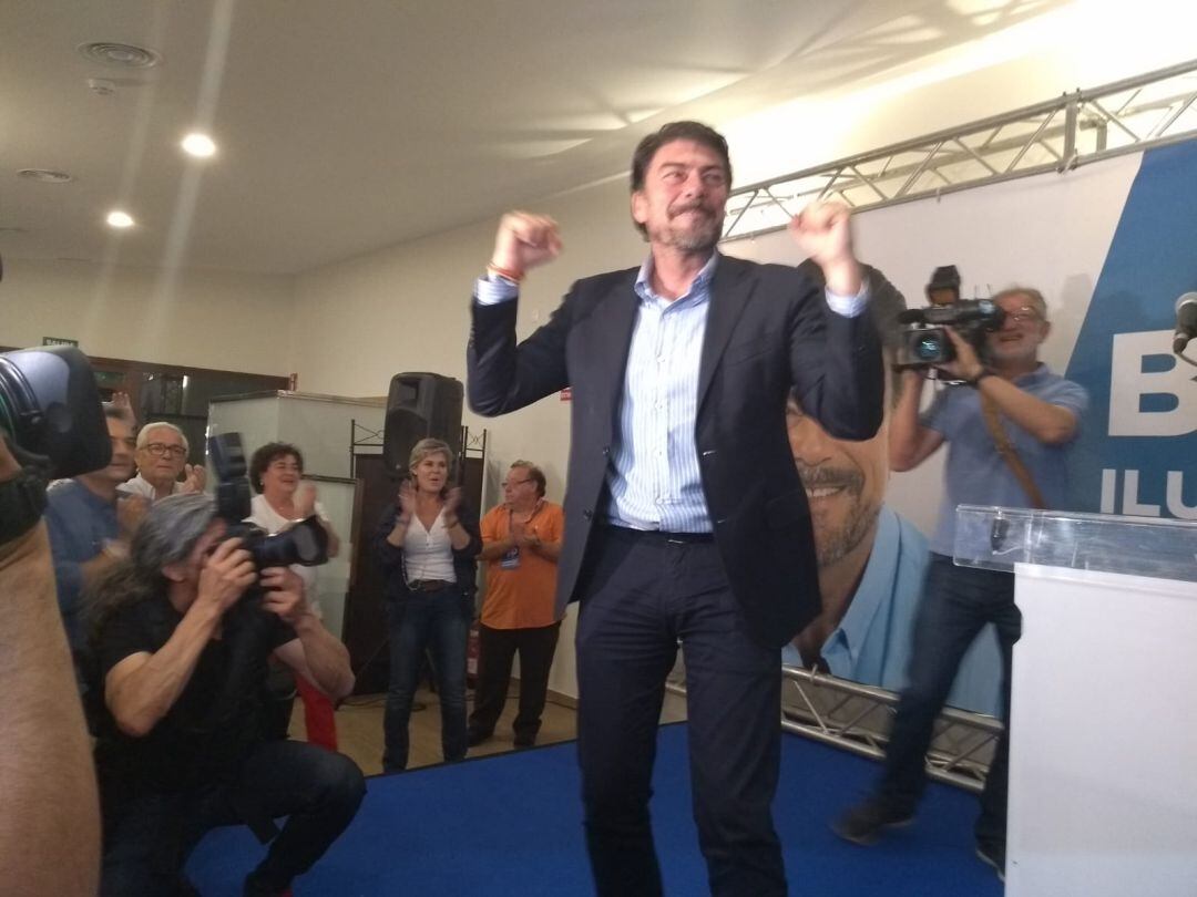 El candidato popular celebra la victorial electoral tras el recuento de las municipales
