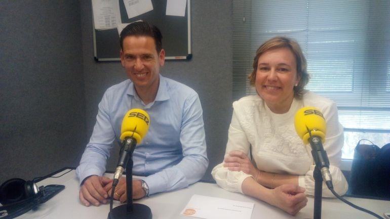 Rosa Cardona, candidata del PP a la alcaldía de Xàbia, con el secretario general del PP local, Óscar Antón.