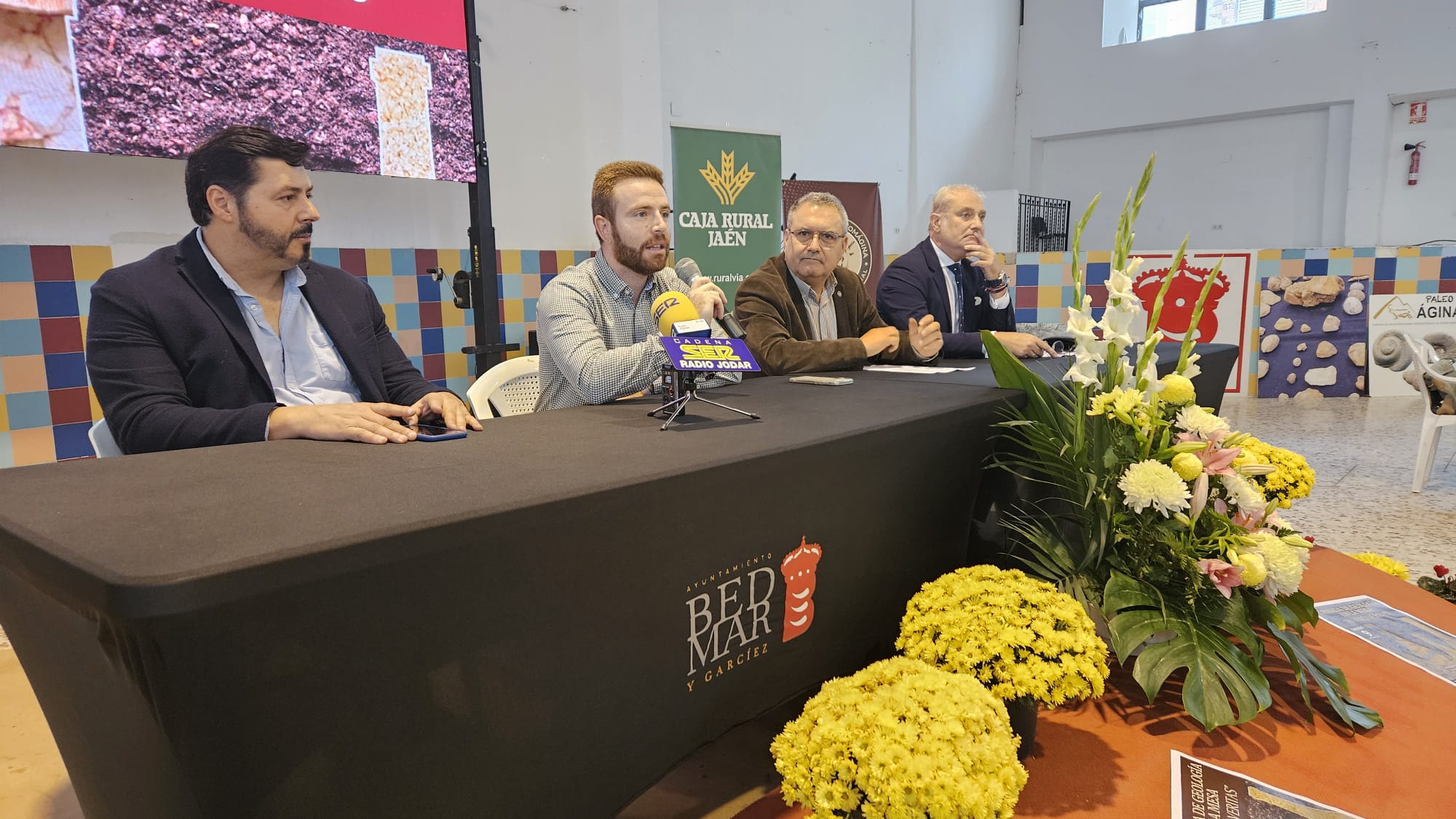 Momento de la intervención del alcalde de Bedmar, Enrique Carreras, en la inauguración