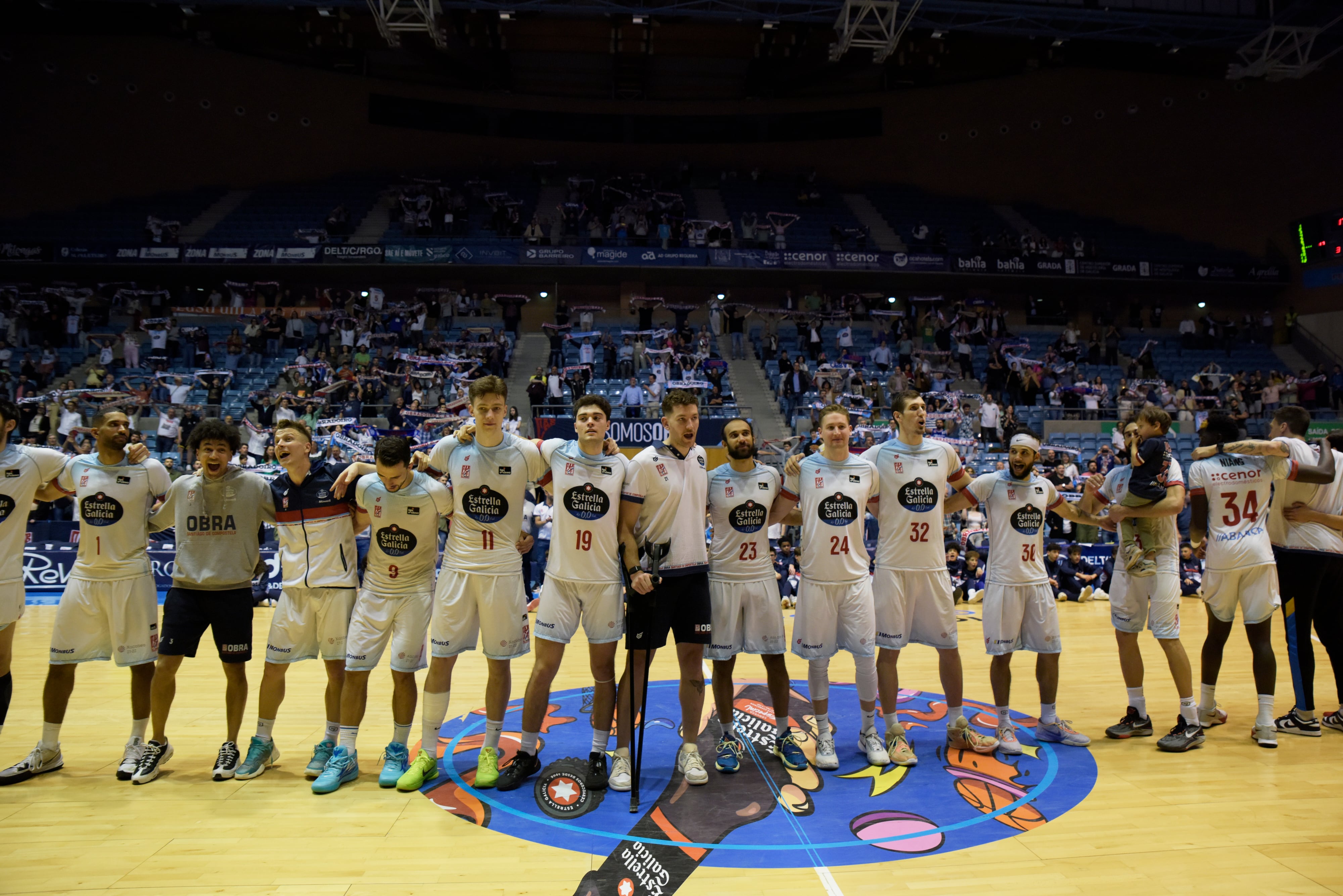 La plantilla del Obradoiro 22/23 se despidió de la afición del Fontes do Sar a la conclusión del partido