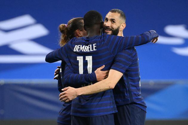 Abrazo entre Antoine Griezmann, Ousmane Dembélé y Karim Benzema con Francia