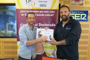 Dani Prada recibe de Ángel Gago la taza y el diploma del programa