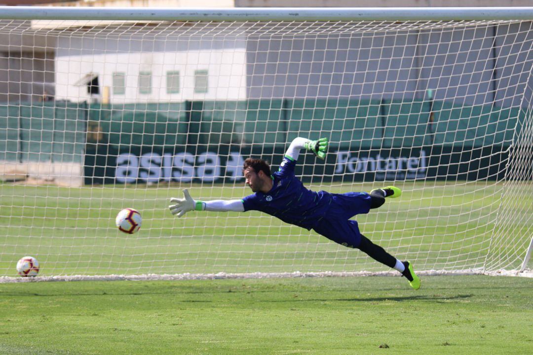 Sergio Tienza durante una sesión de trabajo en las instalaciones del Real Betis.