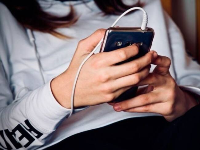 Joven utilizando el móvil