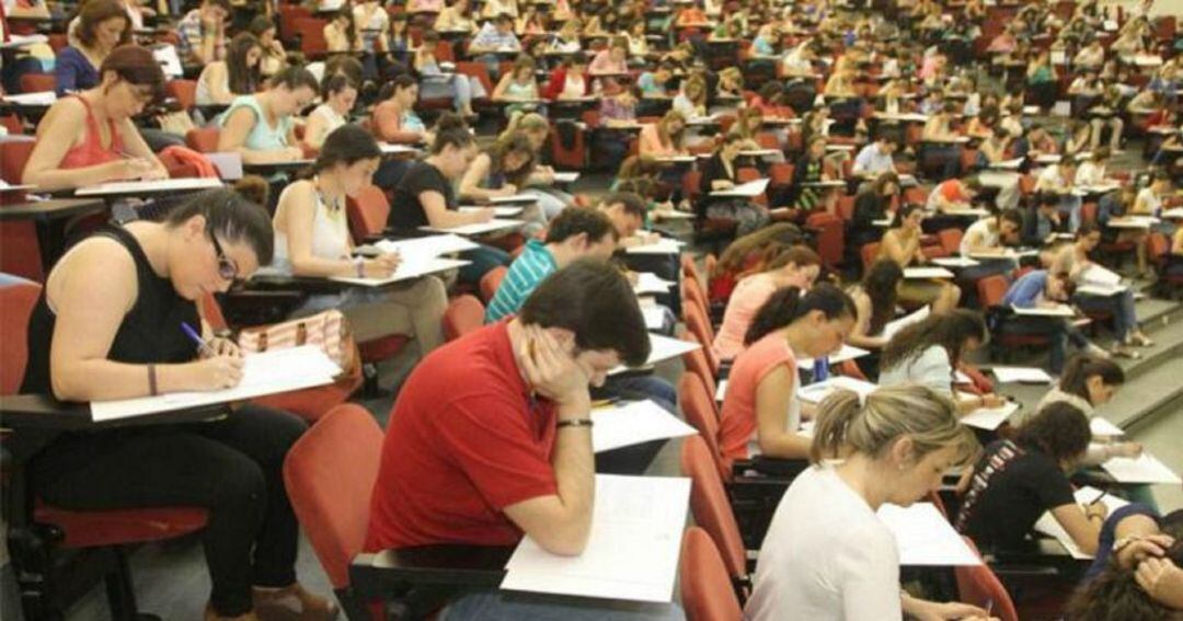 Aspirantes realizan un examen en las oposiciones a docente en la Comunidad de Madrid