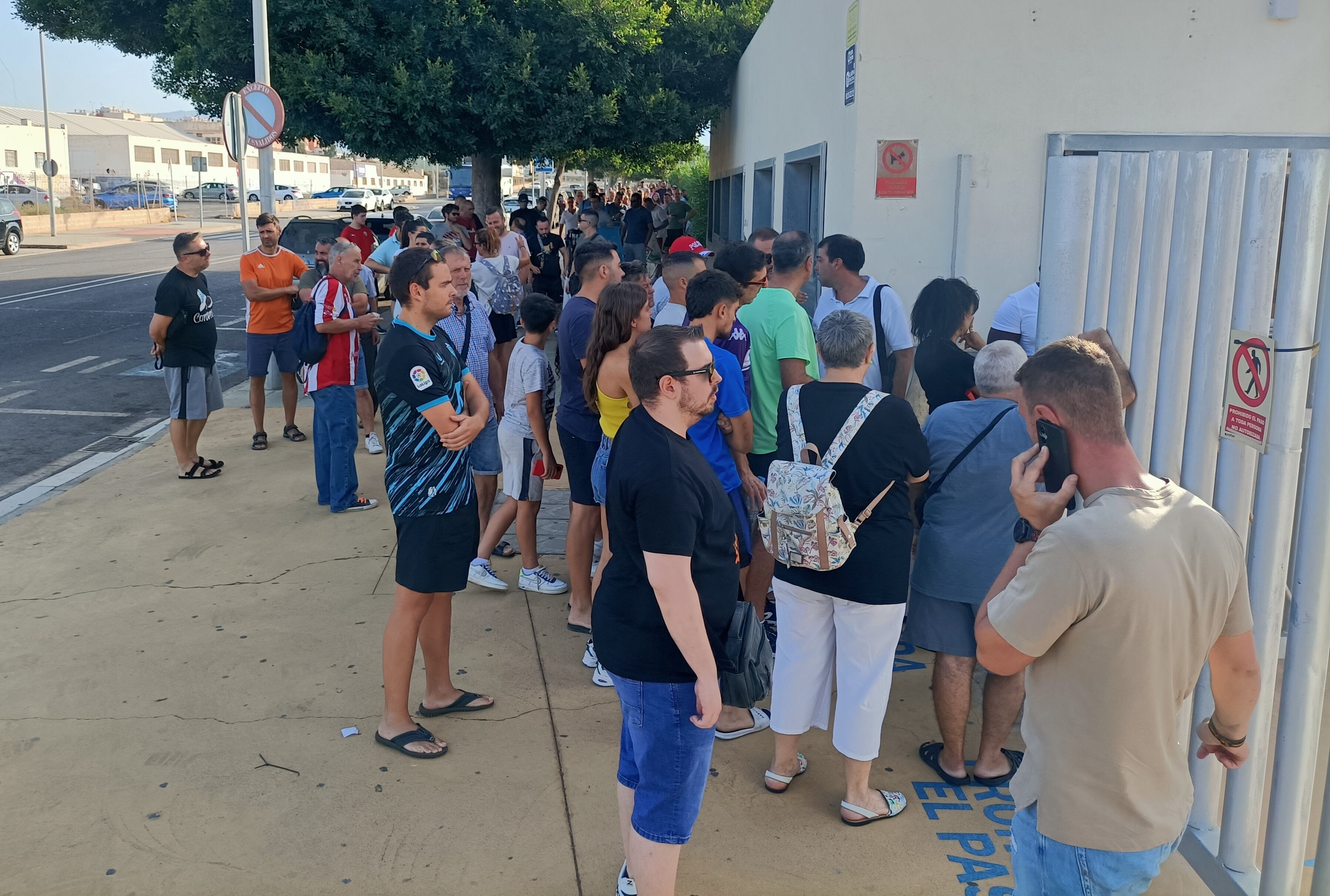 Momento en el que se abría la puerta del Estadio a las nueve de la mañana.