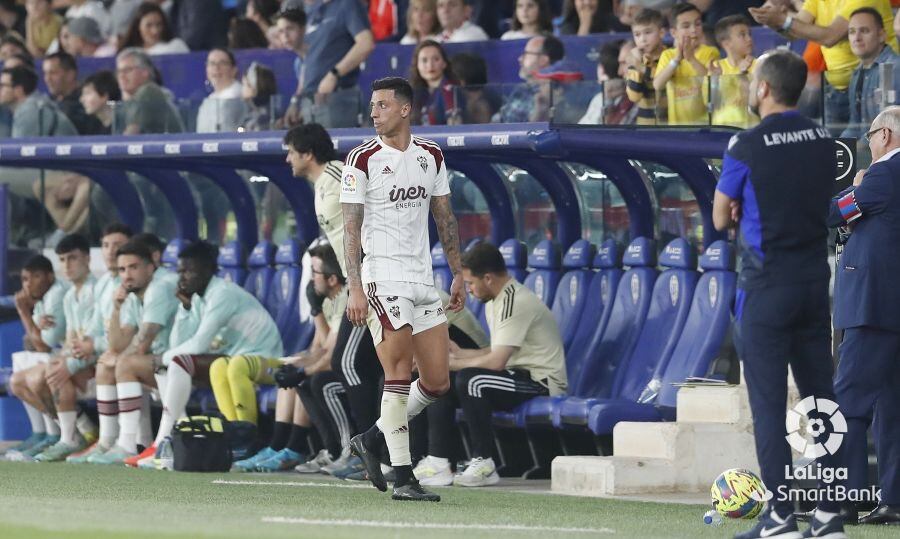 Maikel Mesa después de ser expulsado ante el Levante (Albacete Balompié)