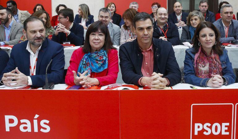El secretario general del PSOE, Pedro Sánchez (2d), junto a la presidenta, Cristina Narbona (2i); el secretario de Organización, José Luis Ábalos (i), y la vicesecretaria general, Adriana Lastra (d), durante la reunión del Comité Federal del partido que se celebra en Aranjuez.