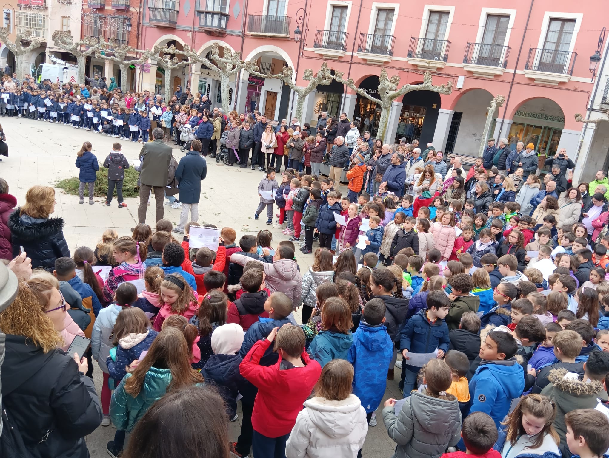 Canto escolar de las marzas en Aranda de Duero, 2025