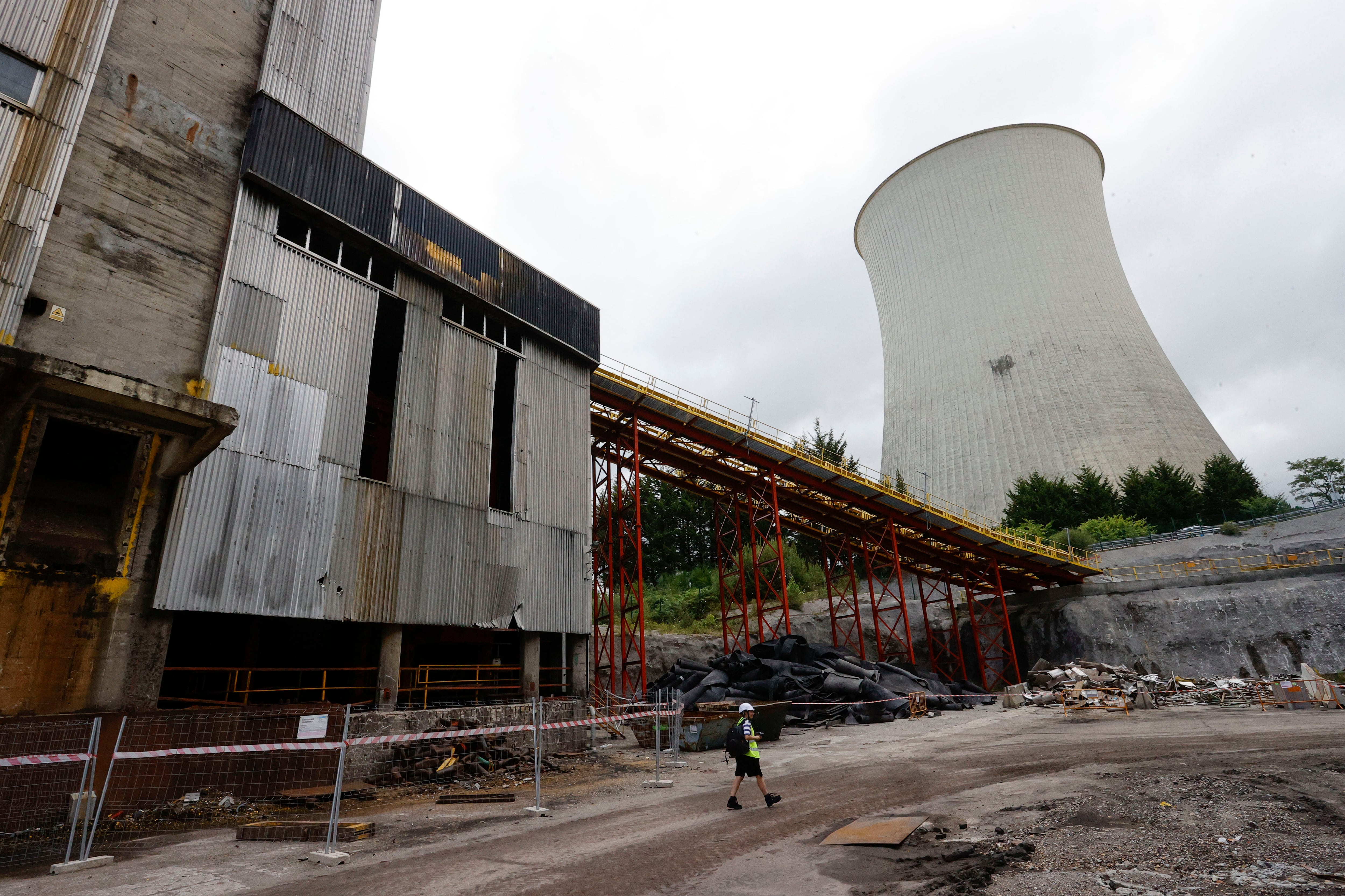 Vista de los trabajos de desmantelamiento de la central térmica de As Pontes en la mañana de este miércoles (foto: Kiko Delgado / EFE)