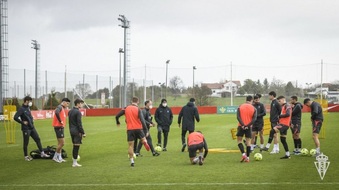 Los jugadores que no fueron titulares el domingo trabajaron este martes a las órdenes del preparador físico Eduardo Domínguez.