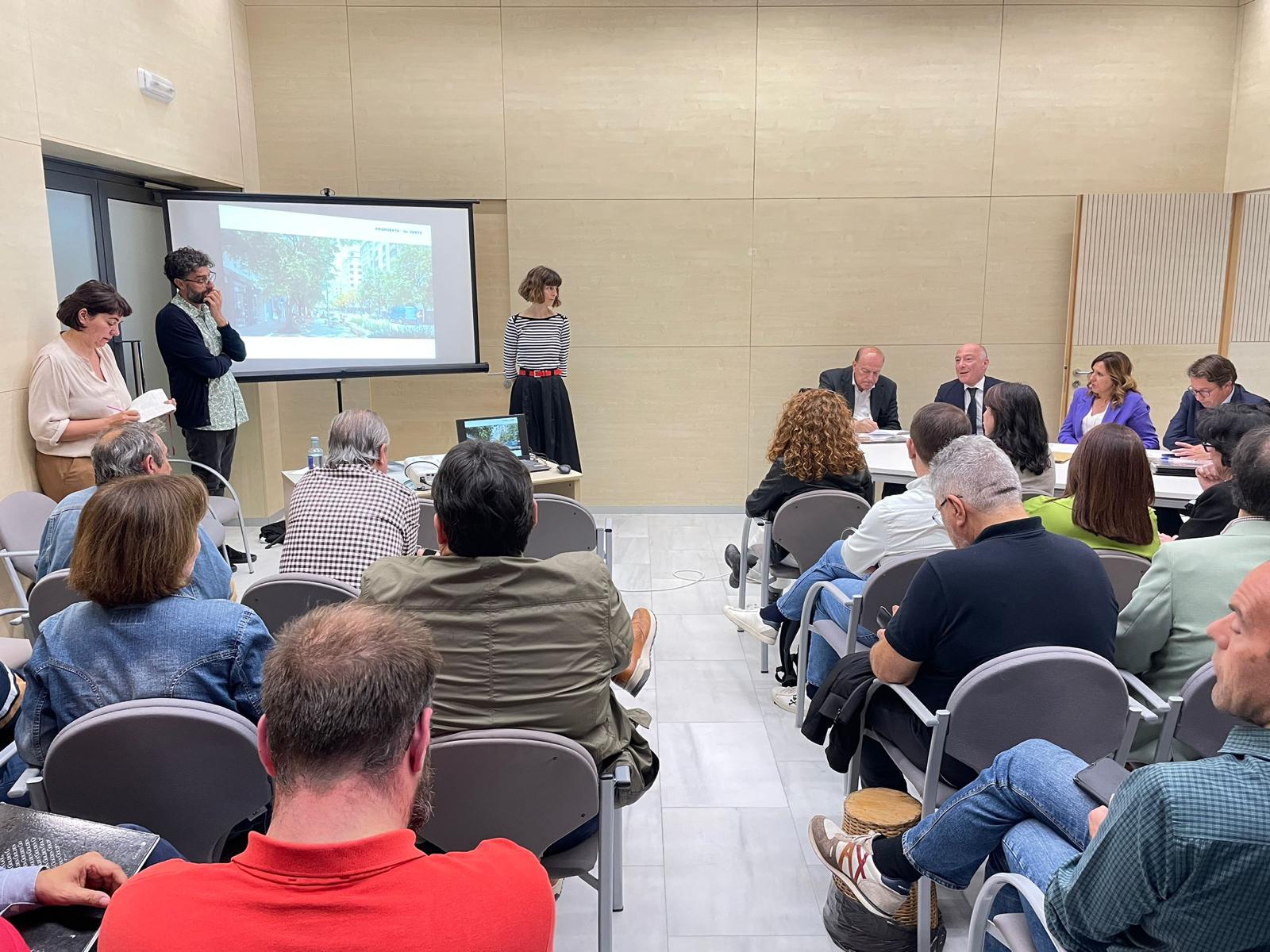 Reunión de responsables de la concejalía de Urbanismo con vecinos, comerciantes y fallas del entorno de la plaza San Agustín, la avenida del Oeste y la calle San Vicente