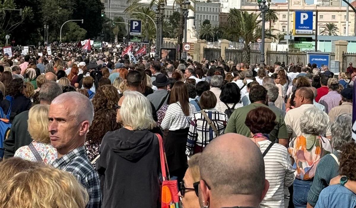 Presencia multitudinaria en la manifestación en defensa de la sanidad pública en Cádiz