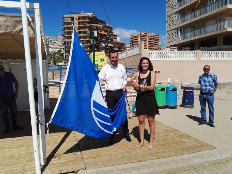 El alcalde y la concejala de Turismo han izado la bandera de Arenales del Sol