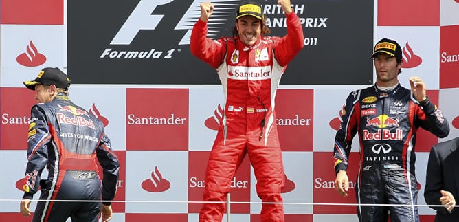 Alonso celebra la victoria en el podio de Gran Bretaña