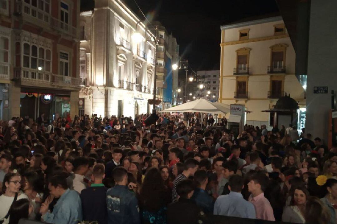 Ciudadanos abarrotando las calles, sin distancia social ni mascarillas  (antes de la pandemia)