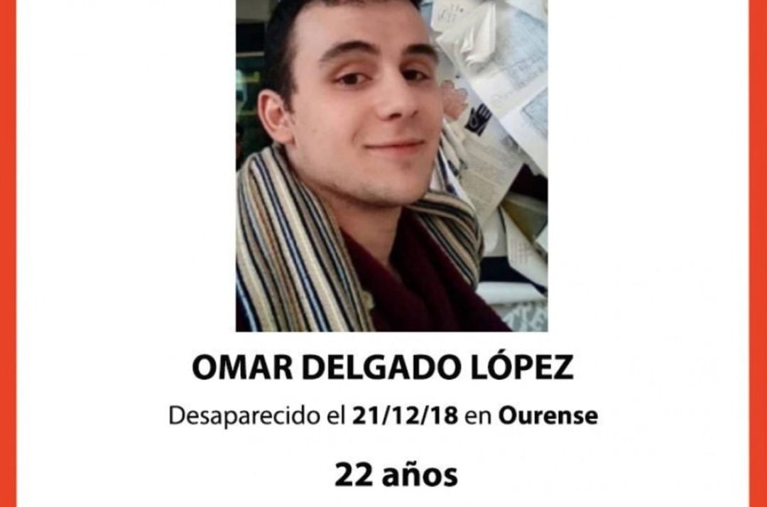 Omar Delgado, de 1,75 metros de altura. Vestía camiseta blanca, camisa negra con puntos blancos y pantalón oscuro.