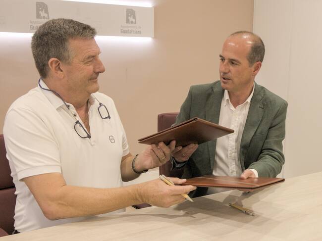 Néstor Ruiz y Alberto Rojo, Alcalde de Guadalajara firman la cesión del Campo de fútbol Pedro Escartín al CD Guadalajara S.A.D.