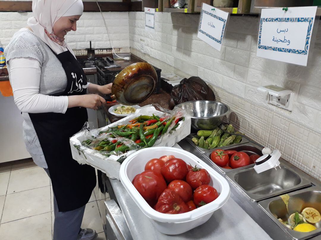 Boshra, que llegó de Siria como refugiada hace 9 años, cocina como voluntaria en un restaurante solidario en Amán