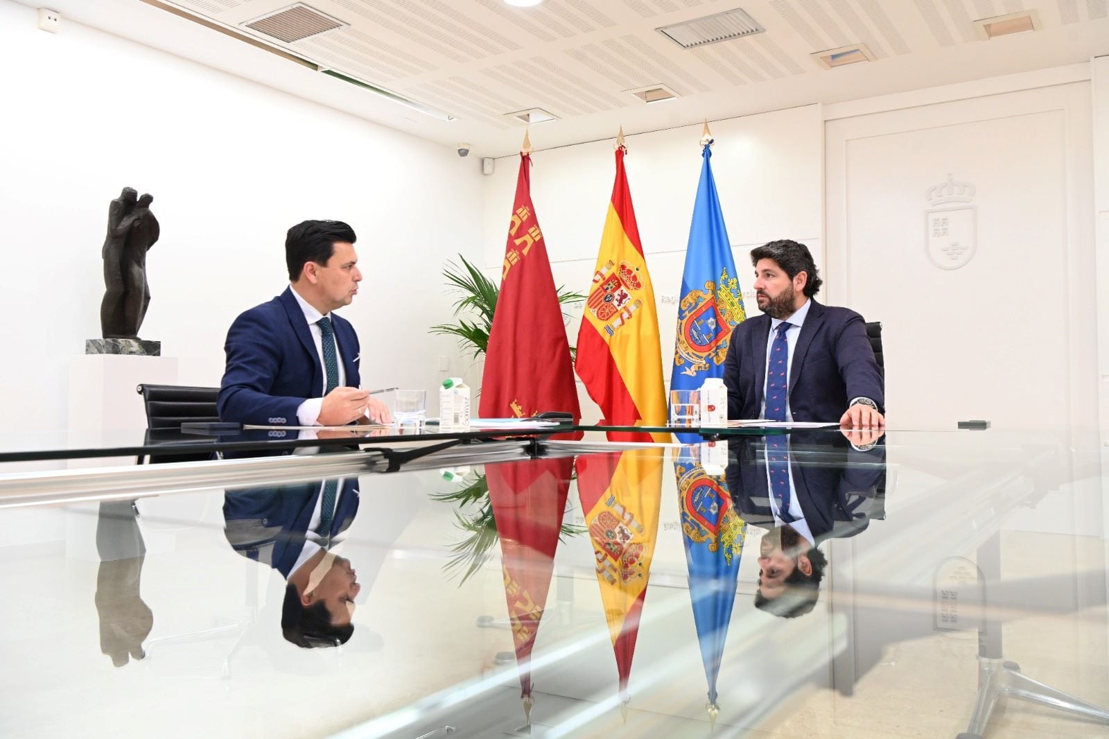 Reunión entre José Miguel Luengo, alcalde de San Javier y el presidente de la Región de Murcia, Fernando López Miras.