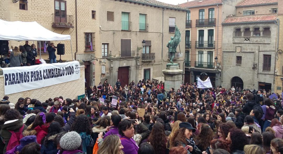 Concentración de mujeres en la Plaza de San Martín con motivo de la huelga feminista