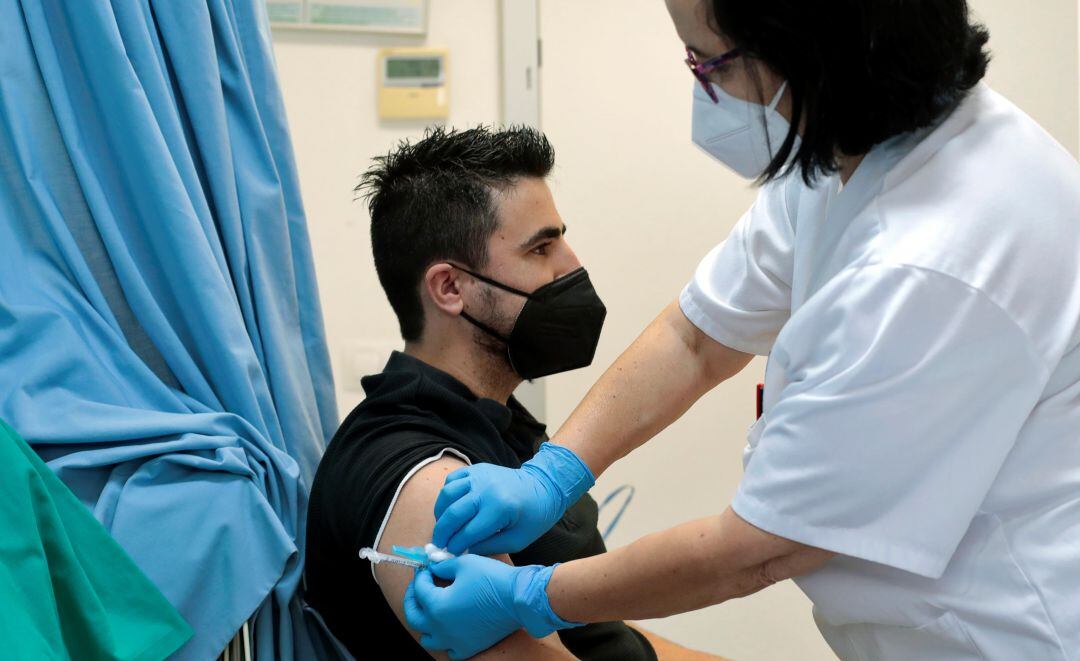 El 67,6% de la población a vacunar, han recibido ya una dosis de la vacuna contra el coronavirus.