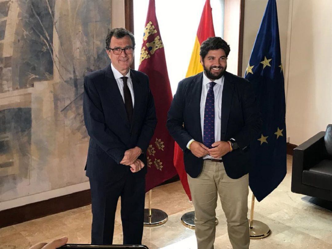 El alcalde de Murcia, José Ballesta, momentos antes de comenzar su reunión con el presidente regional, Fernando López Miras