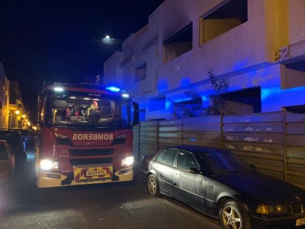 Los bomberos en la obra abandona de Arrecife donde se declaró el segundo incendio.