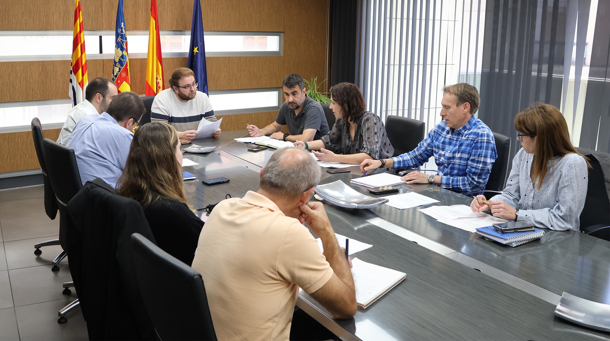 Reunión entre las autoridades de Onda para abordar las acciones relacionadas con el desarrollo sostenible y la implementación de la Agenda 2030 en la ciudad.