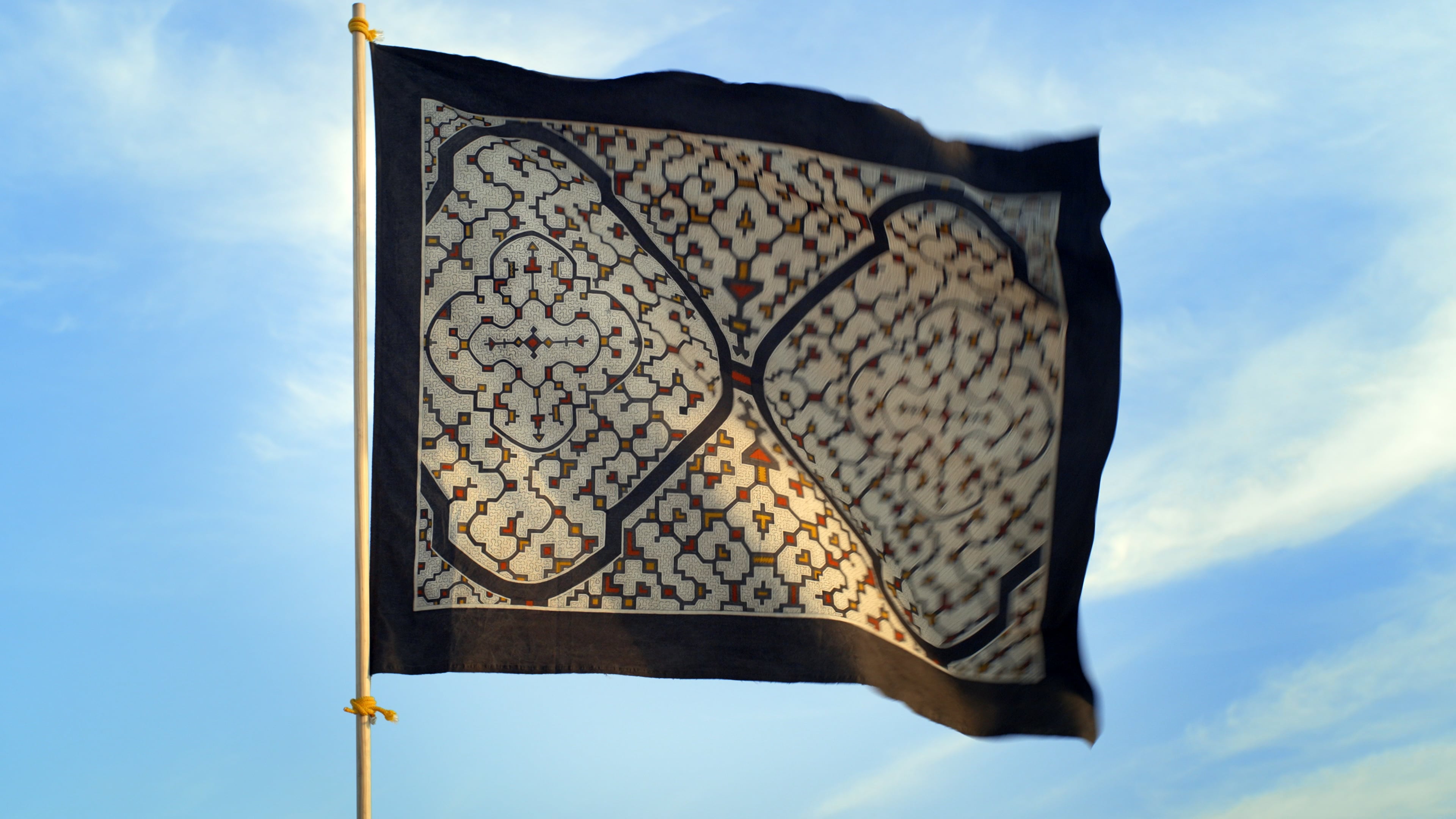 La película 'Non Nete (A Flag for the Shipibo Nation)' mostrará en la Bienal de Venecia una bandera pintada a mano mientras suena la grabación de un chamán soplando buenas intenciones dentro de una botella de ayahuasca. 