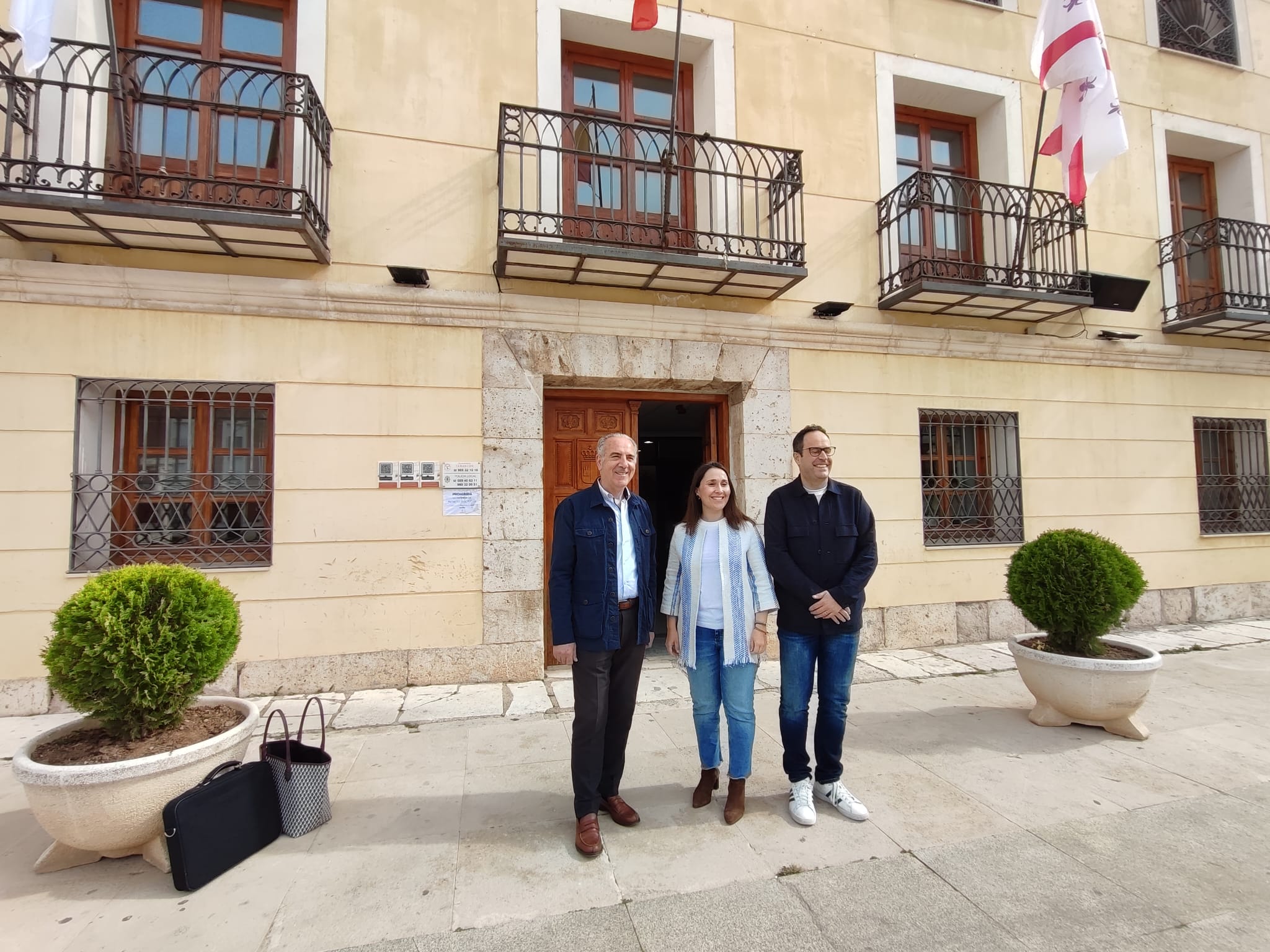 Dirigentes populares a las puertas del Ayuntamiento de Tarancón