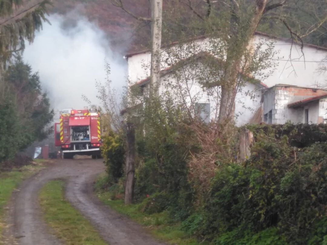 Bomberos en el lugar del incendio