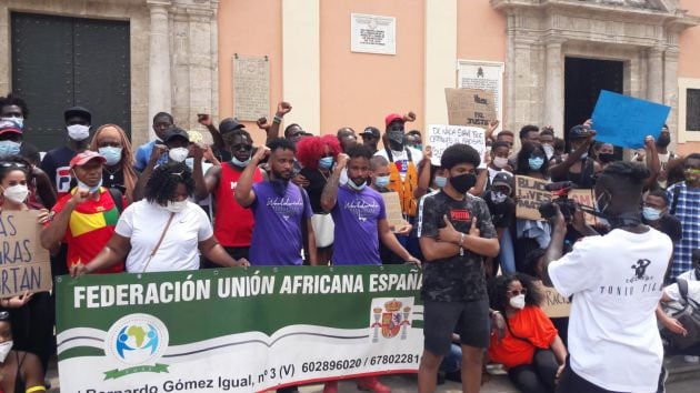 Concentración en la Plaza de la Virgen en memoria de George Floyd, de las vidas negras y contra el racismo