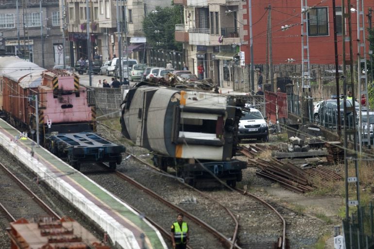 Las labores de retirada de la locomotora del tren continuaban esta mañana.