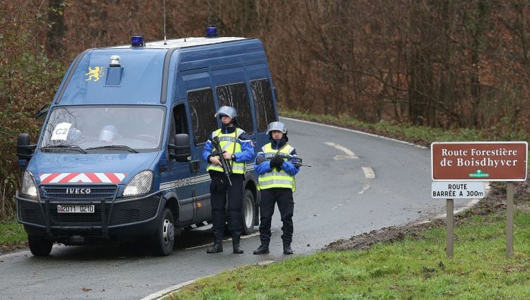 Miembros de las Fuerzas de Seguridad francesas controlan la entrada de vehículos en la zona de alerta cerca de Dammartin-en-Goelle