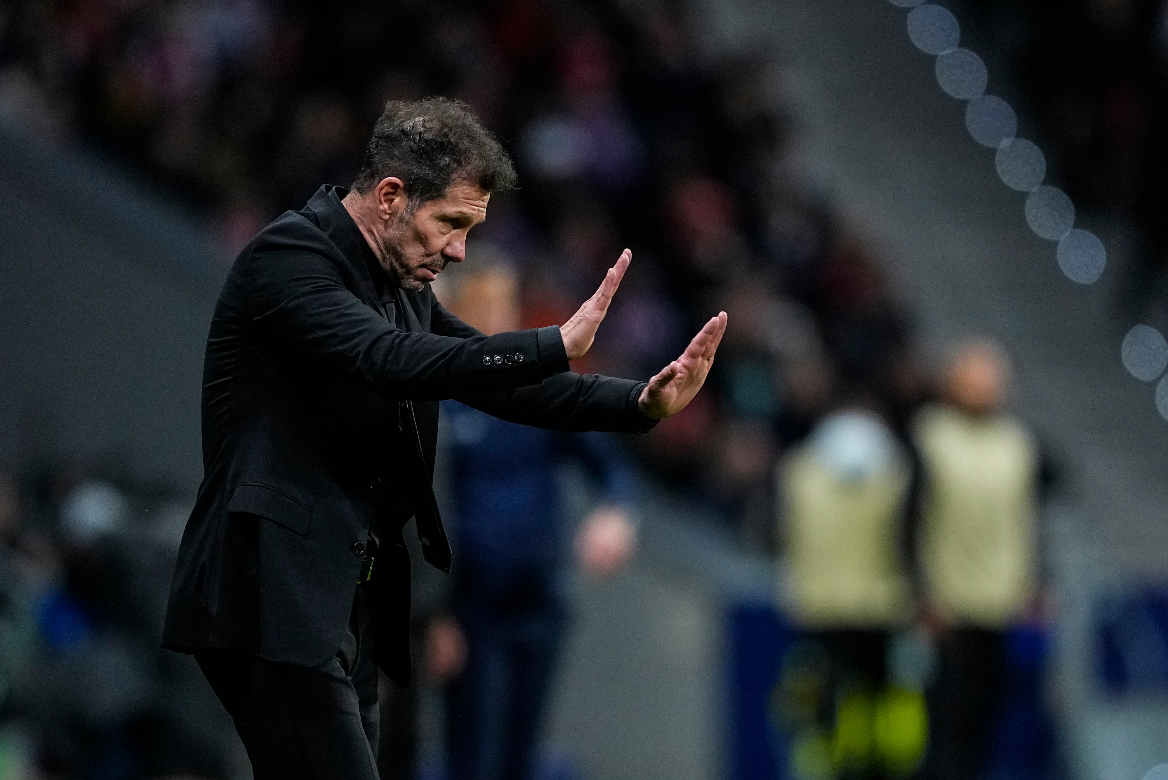 El Metropolitano responde con pitos y abucheos al Atlético y a Simeone tras quedar fuera del top-8 de Champions